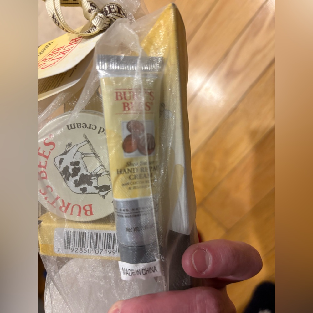 Burt's Bees Hand Care Set in Yellow and Cream - Picture 6 of 9